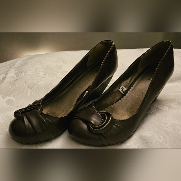Xhilaration Brown Heels Classic Design - Picture 1 of 7